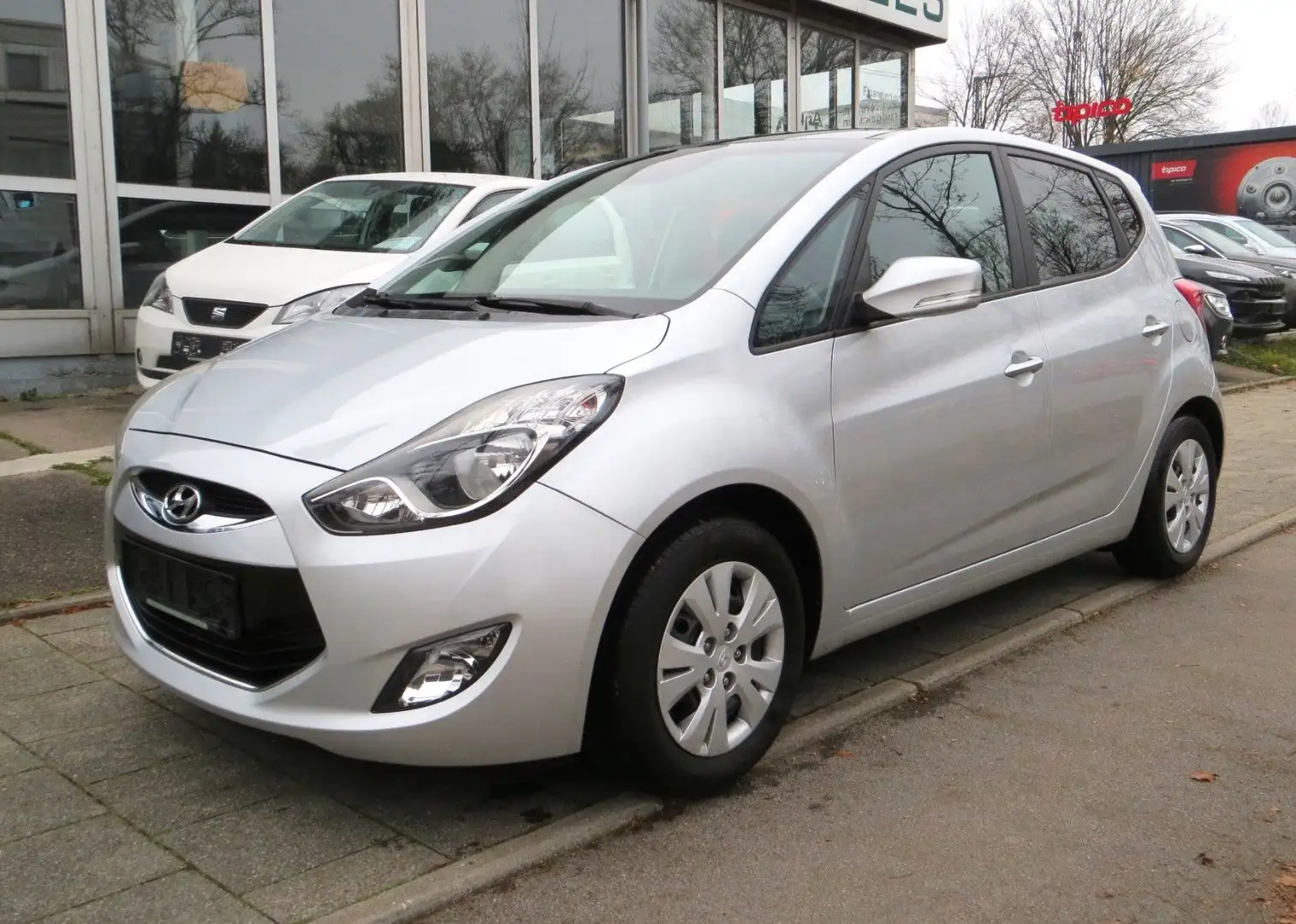 Hyundai iX20 Panorama*AHK*96.150km Silber - 1