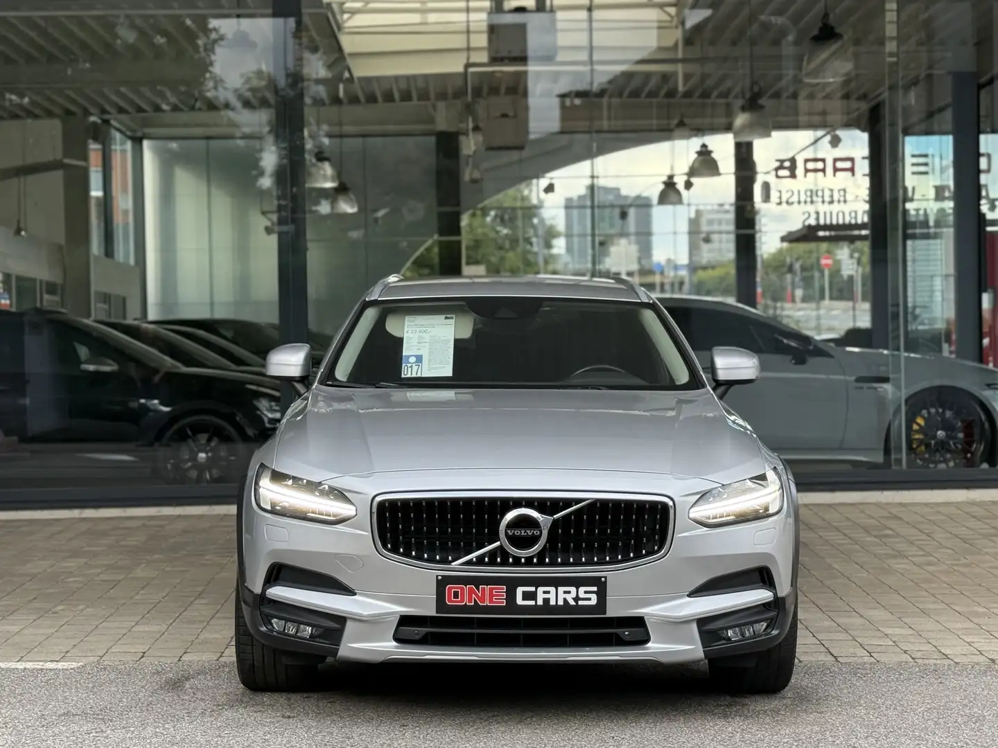 Volvo V90 Cross Country 2.0 D4 AWD Geartronic BIXENON-CAMERA-CARPLAY-CUIR Silber - 2