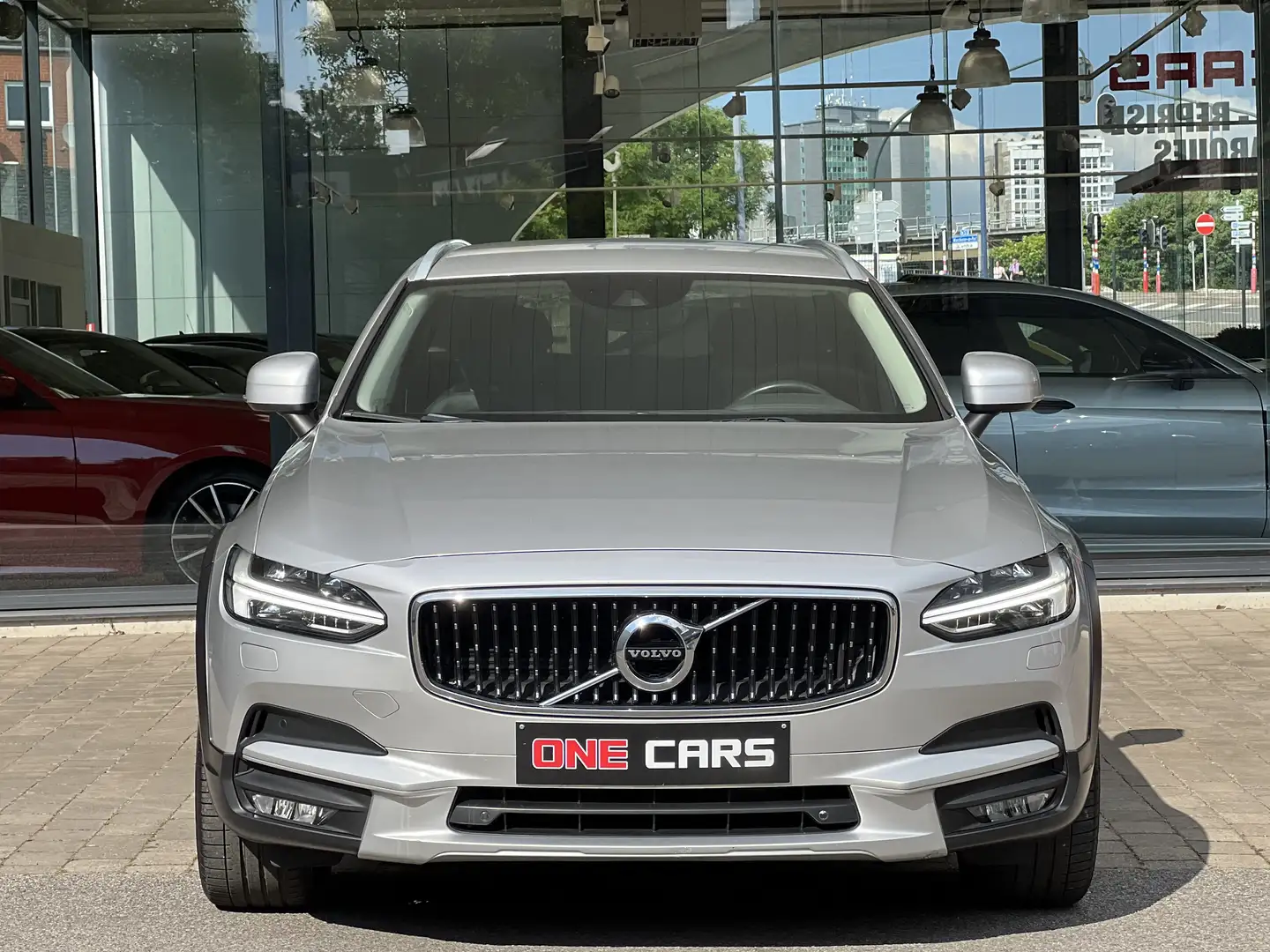 Volvo V90 Cross Country 2.0 D4 AWD Geartronic BIXENON-CAMERA-CARPLAY-CUIR Zilver - 2