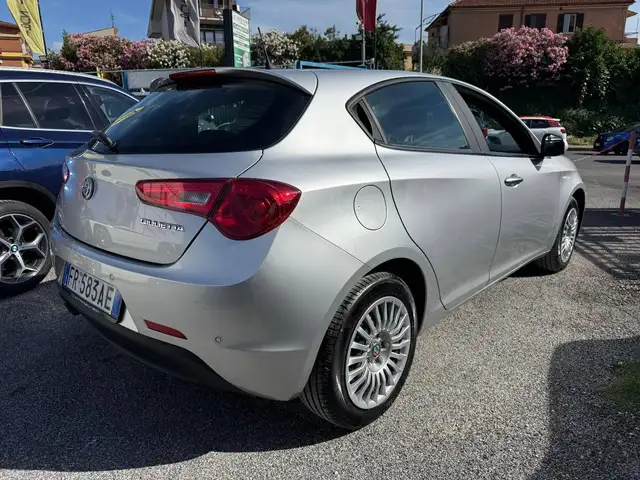 Alfa Romeo Giulietta view 4