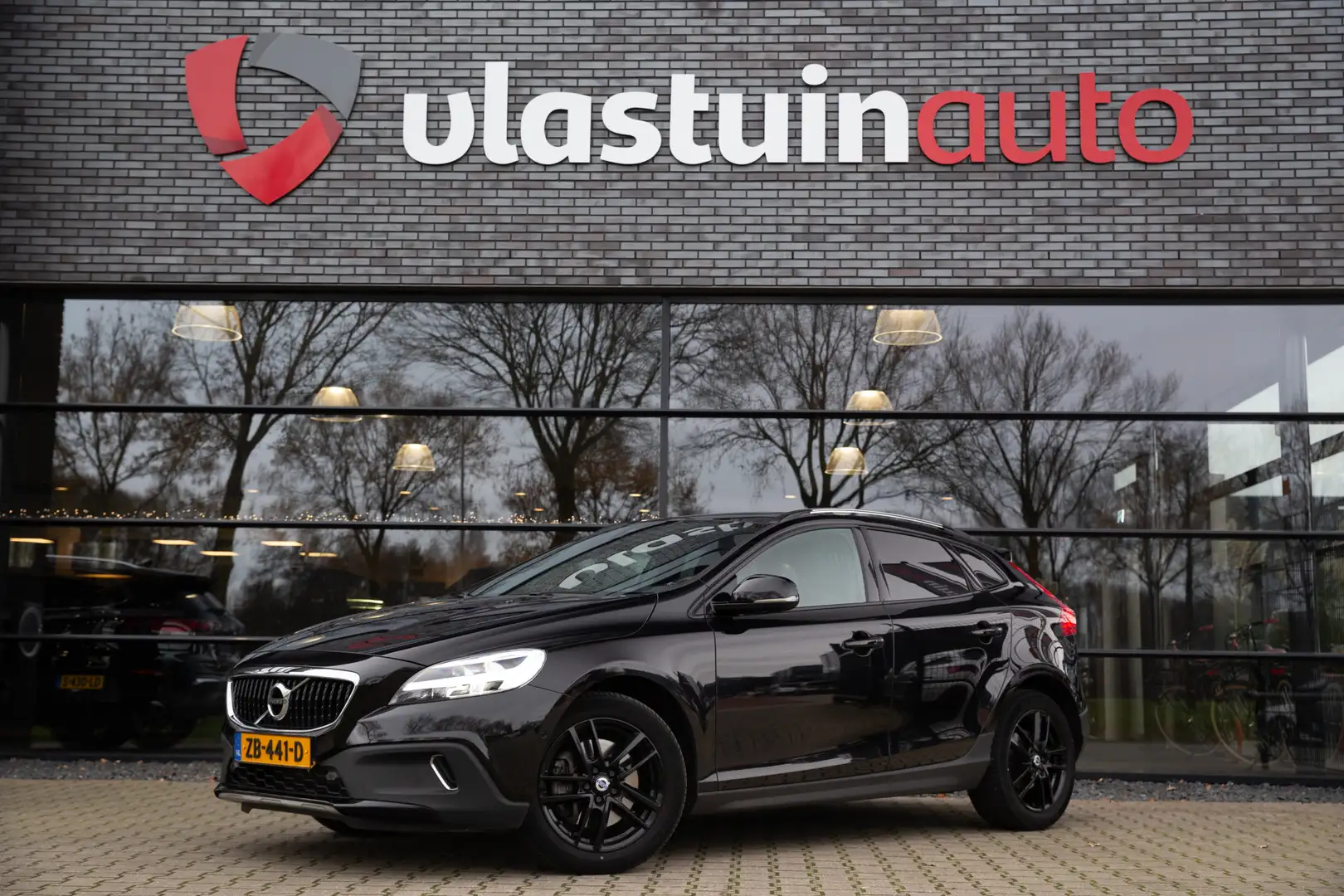 Volvo V40 Cross Country 1.5 T3 Polar+ Luxury , Panoramadak, Trekhaak, Harm Schwarz - 1
