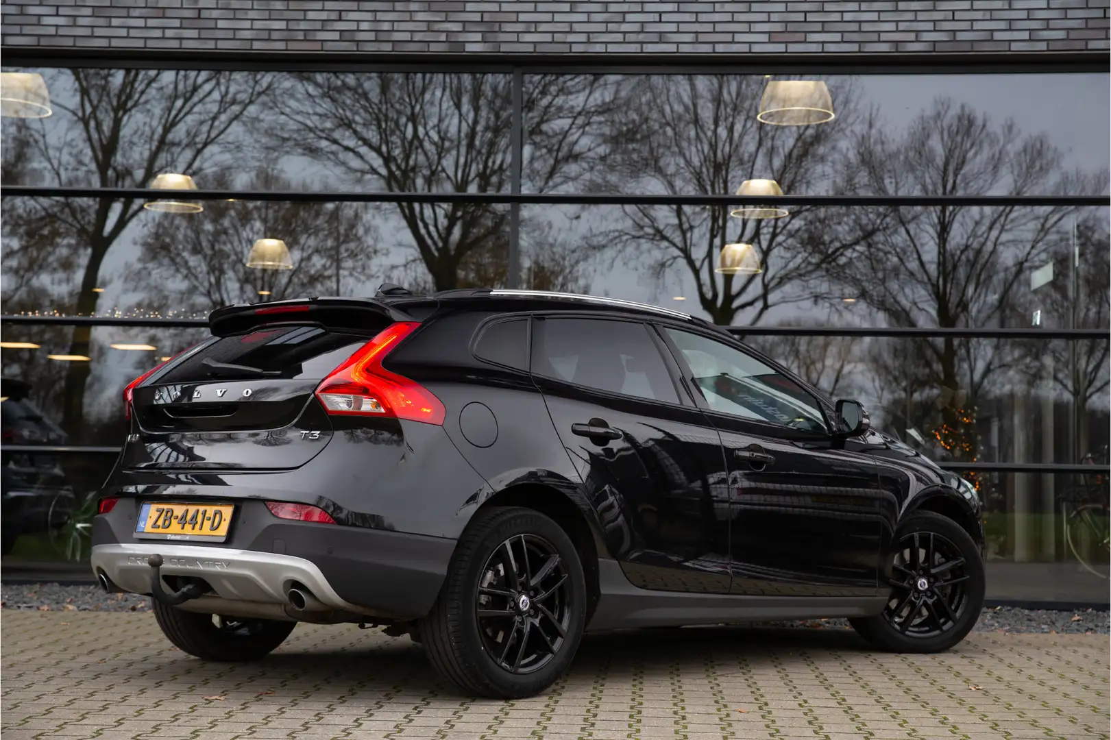 Volvo V40 Cross Country 1.5 T3 Polar+ Luxury , Panoramadak, Trekhaak, Harm Schwarz - 2