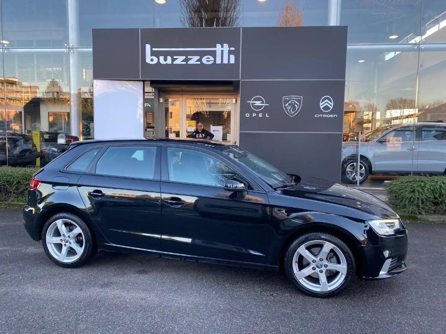 Audi A3 SPB 1.6 TDI 116 CV Sport Schwarz - 2