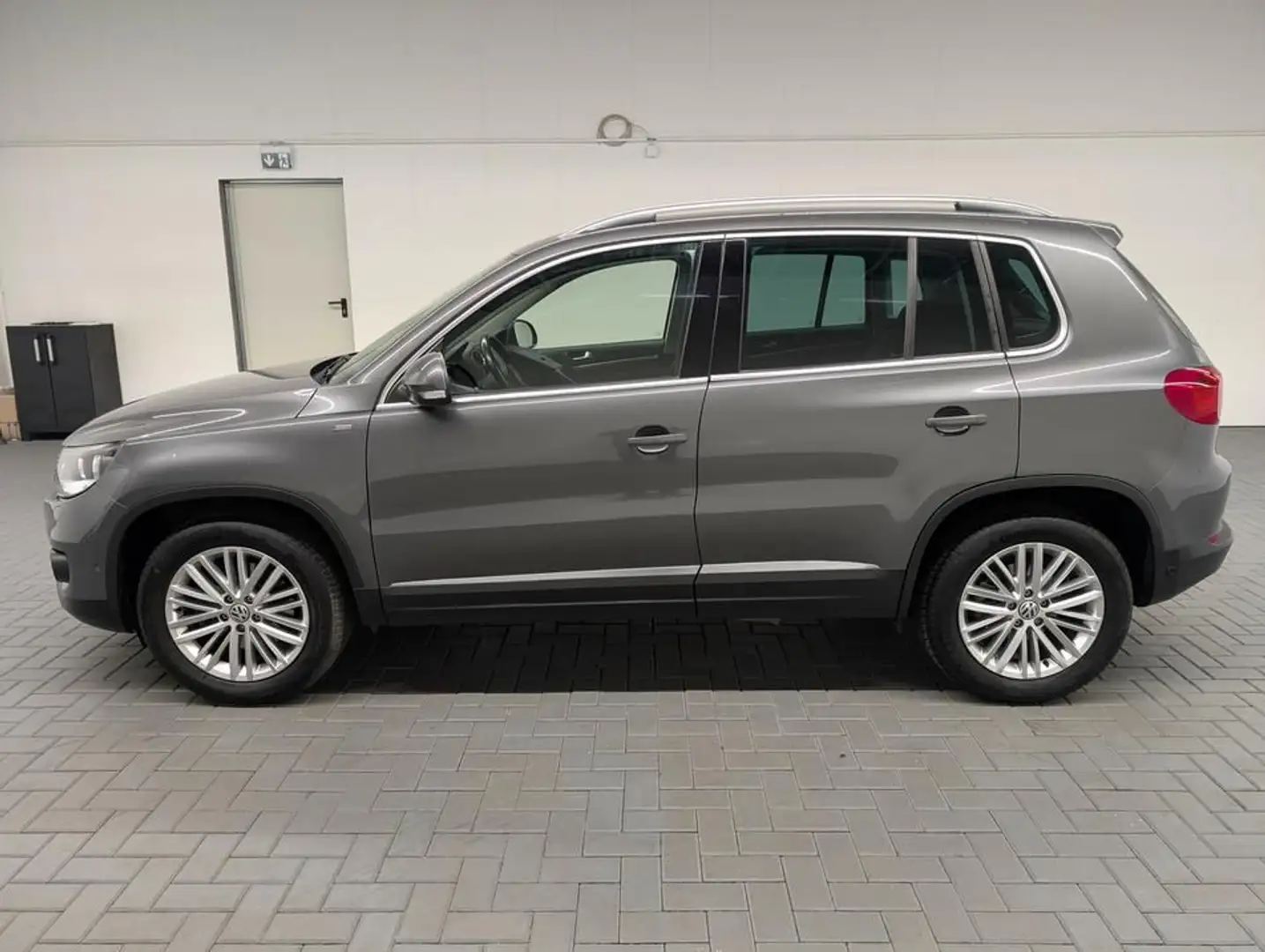 Volkswagen Tiguan Sport&Style AHK/Navi/Kam/SHZ/PDC/17 LM Grau - 2