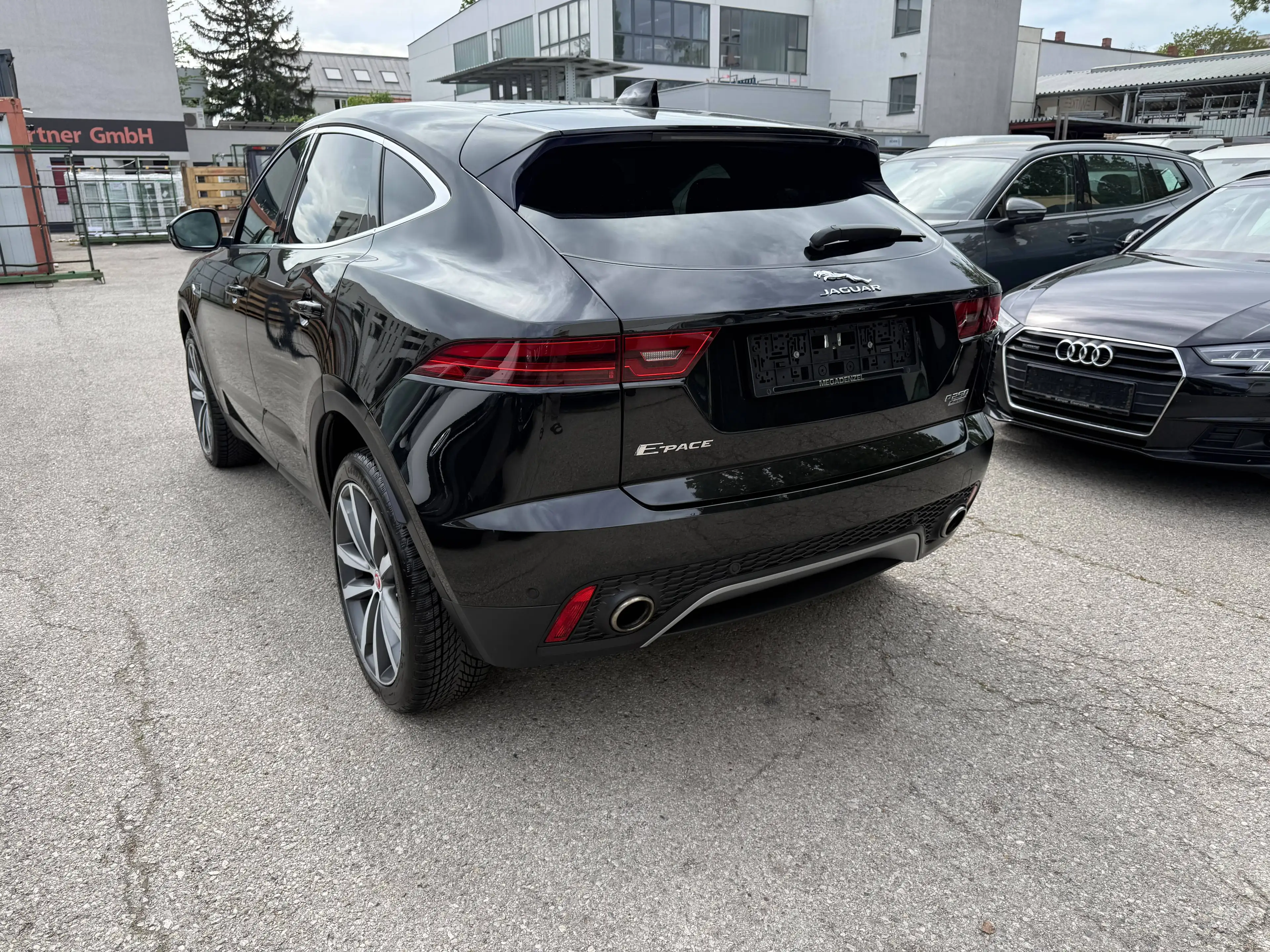 Jaguar E-Pace 2.0I4 P250 SE AWD Aut. //ERSTBESITZ// — photo 4