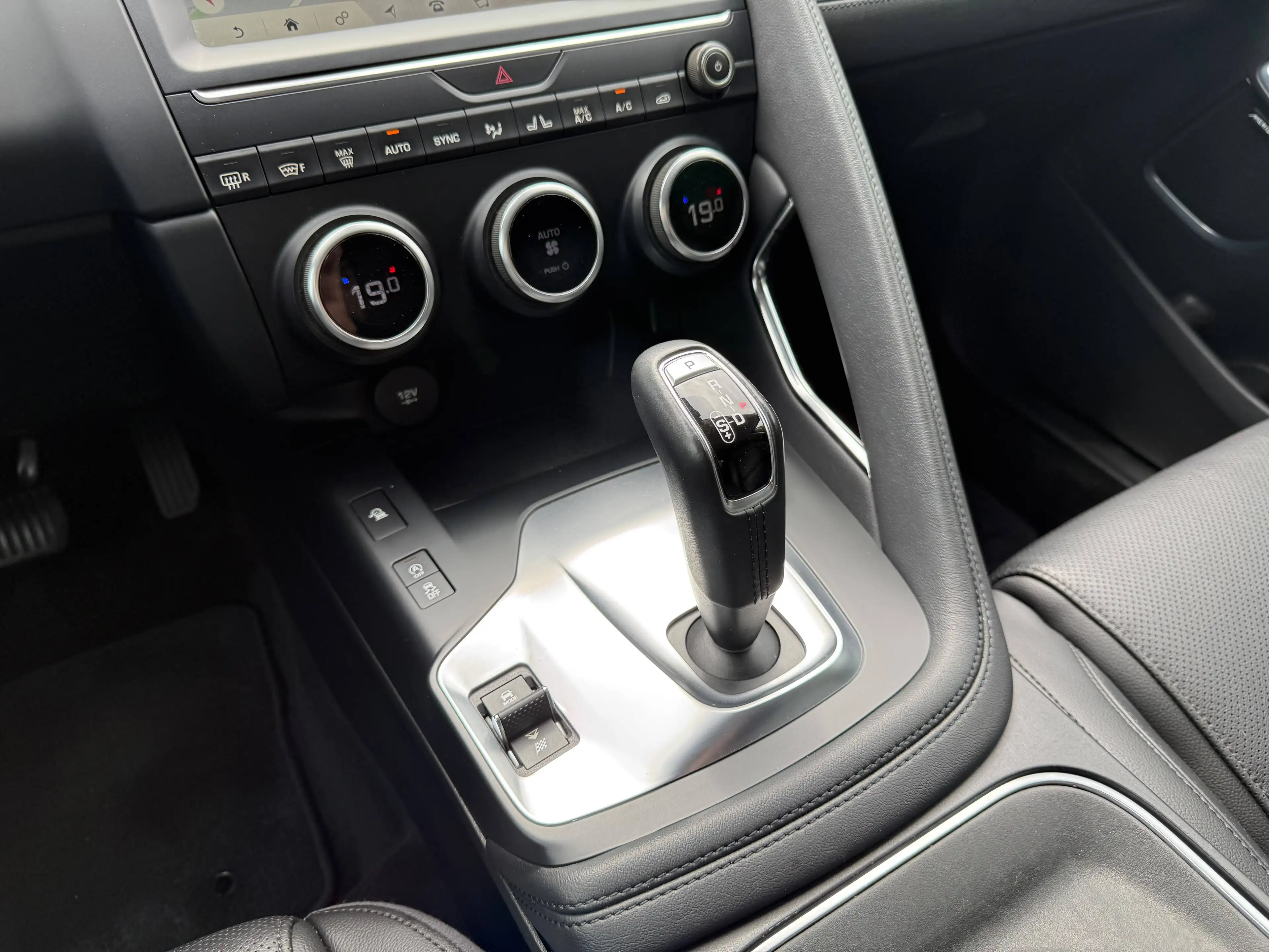 Jaguar E-Pace 2.0I4 P250 SE AWD Aut. //ERSTBESITZ// — photo 15