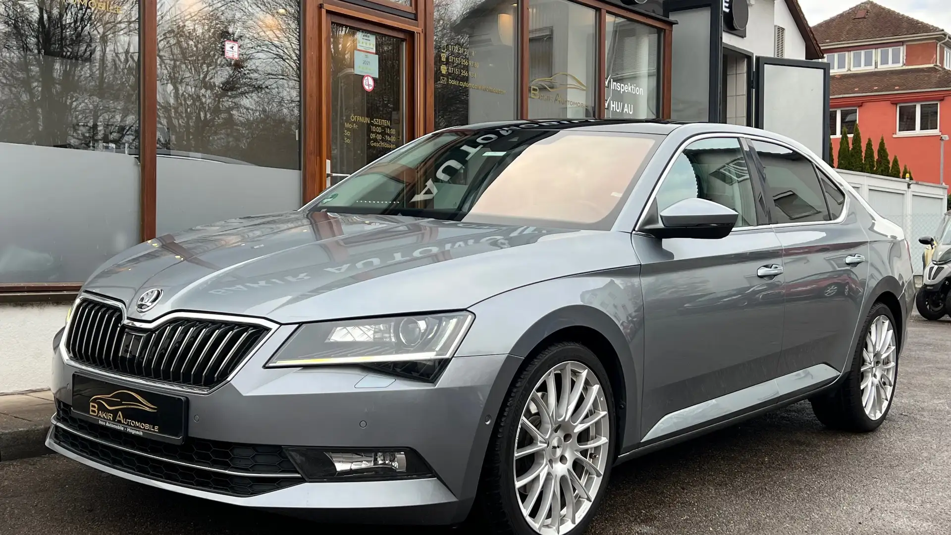 Skoda Superb *DSG*Keyless-Go*Navi*PANO*Spur*ACC Grijs - 1