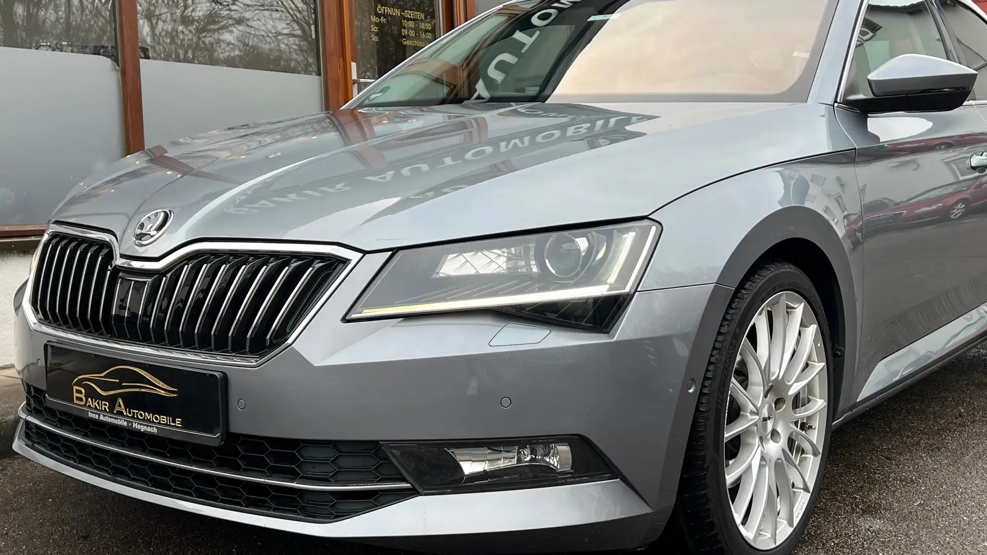 Skoda Superb *DSG*Keyless-Go*Navi*PANO*Spur*ACC Grijs - 2