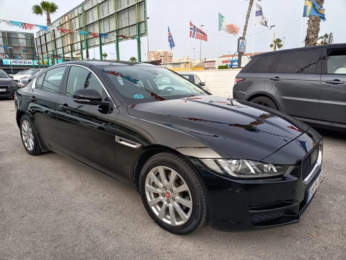 Jaguar XE Berlina Automático de 5 Puertas Negro - 1