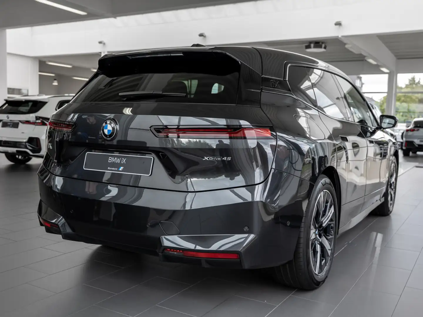 BMW iX xDrive 45 FACEL. LED ACC AHK NAVI H/K SHZ Gris - 2