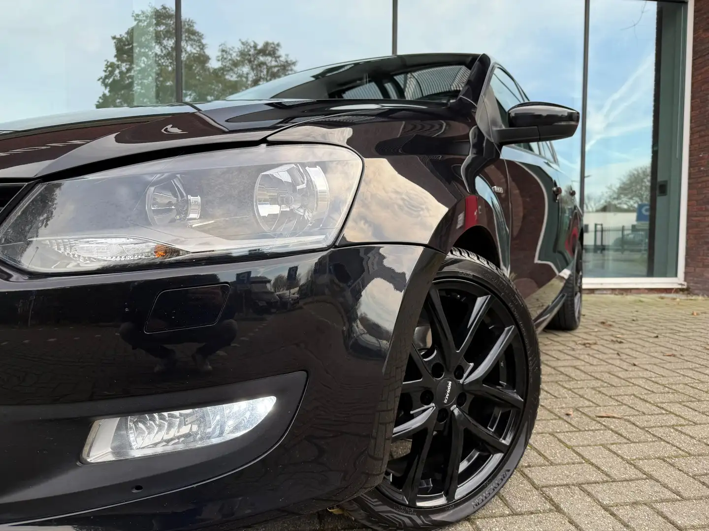 Volkswagen Polo 1.2-12V BlueMotion Life - Climate - Parkeerhulp - Zwart - 2