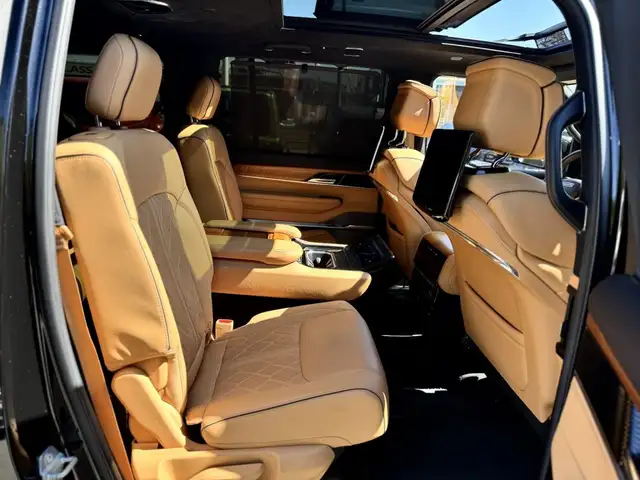 Jeep Grand Cherokee view 11