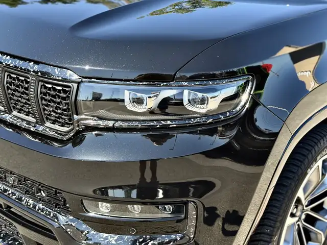 Jeep Grand Cherokee view 3