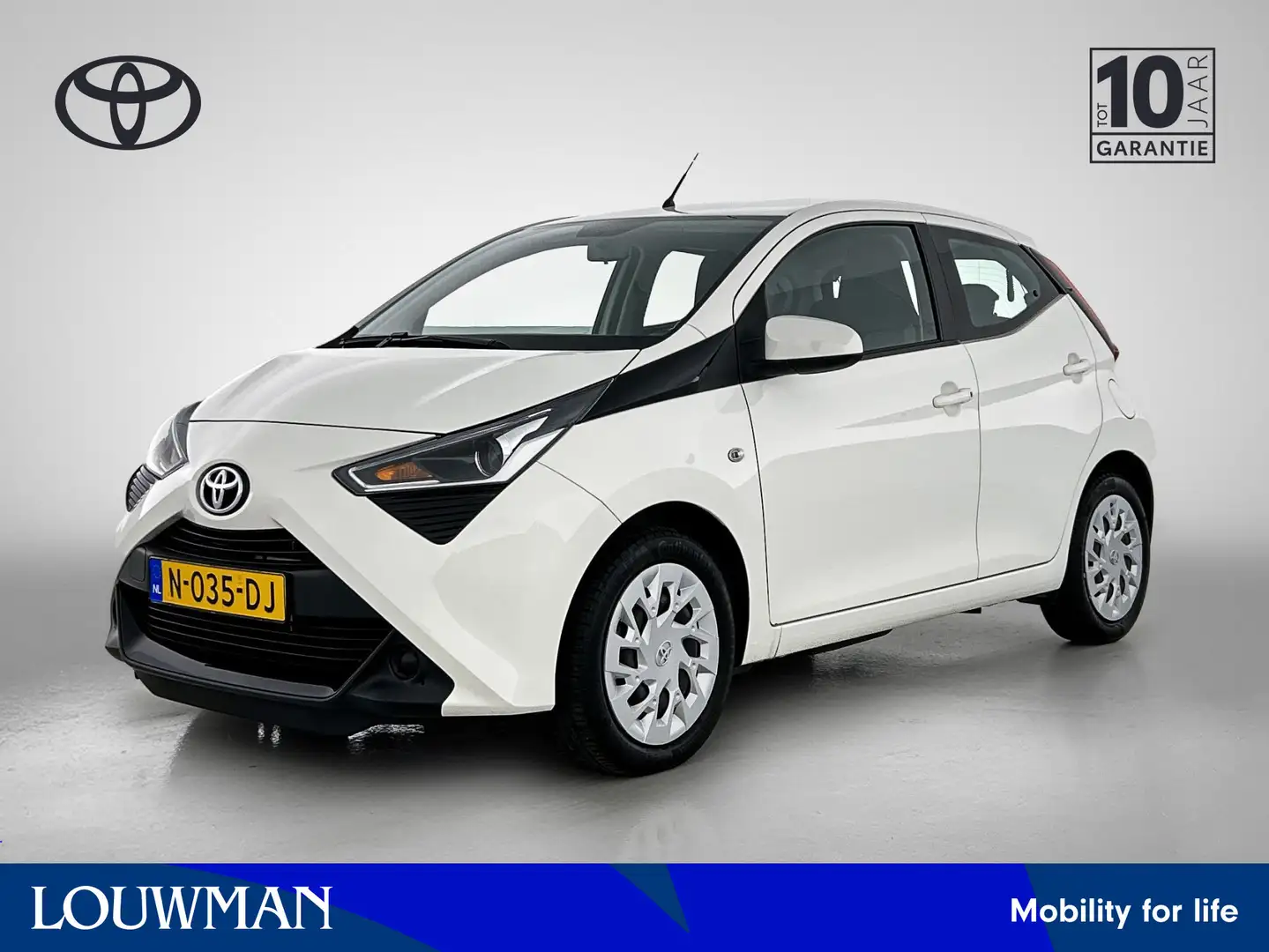 Toyota Aygo 1.0 VVT-i x-play | Achteruitrijcamera | Apple Carp Wit - 1