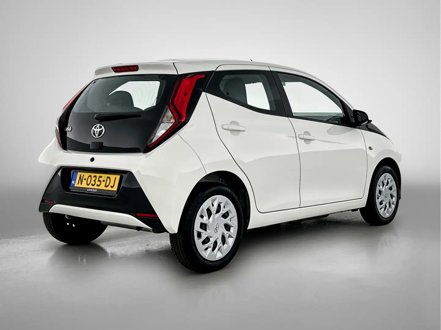 Toyota Aygo 1.0 VVT-i x-play | Achteruitrijcamera | Apple Carp Wit - 2