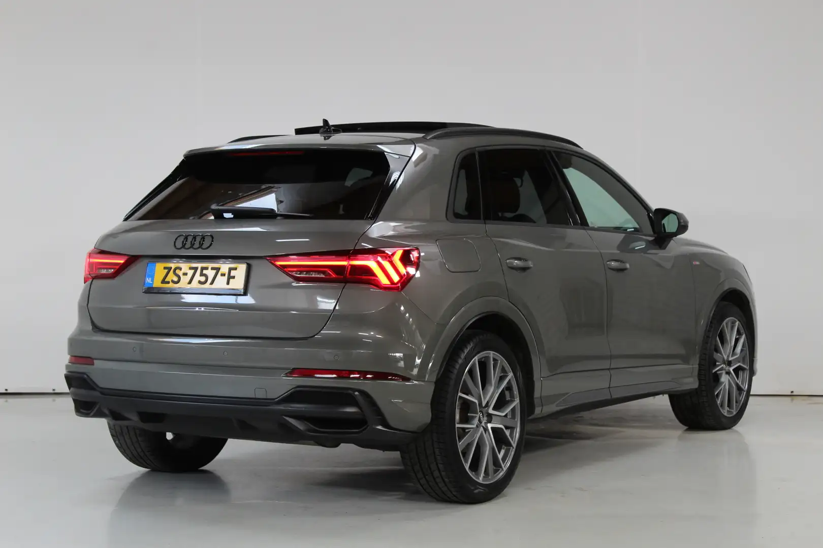 Audi Q3 35 TFSI S Line Pano | B&O | Sfeerverlichting | Acc Grigio - 2