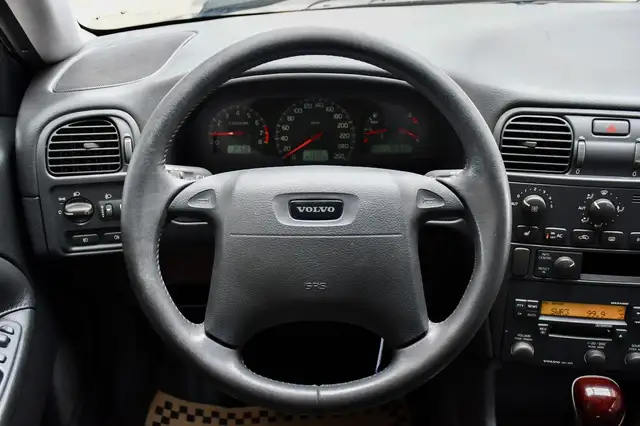 Volvo V40 view 17
