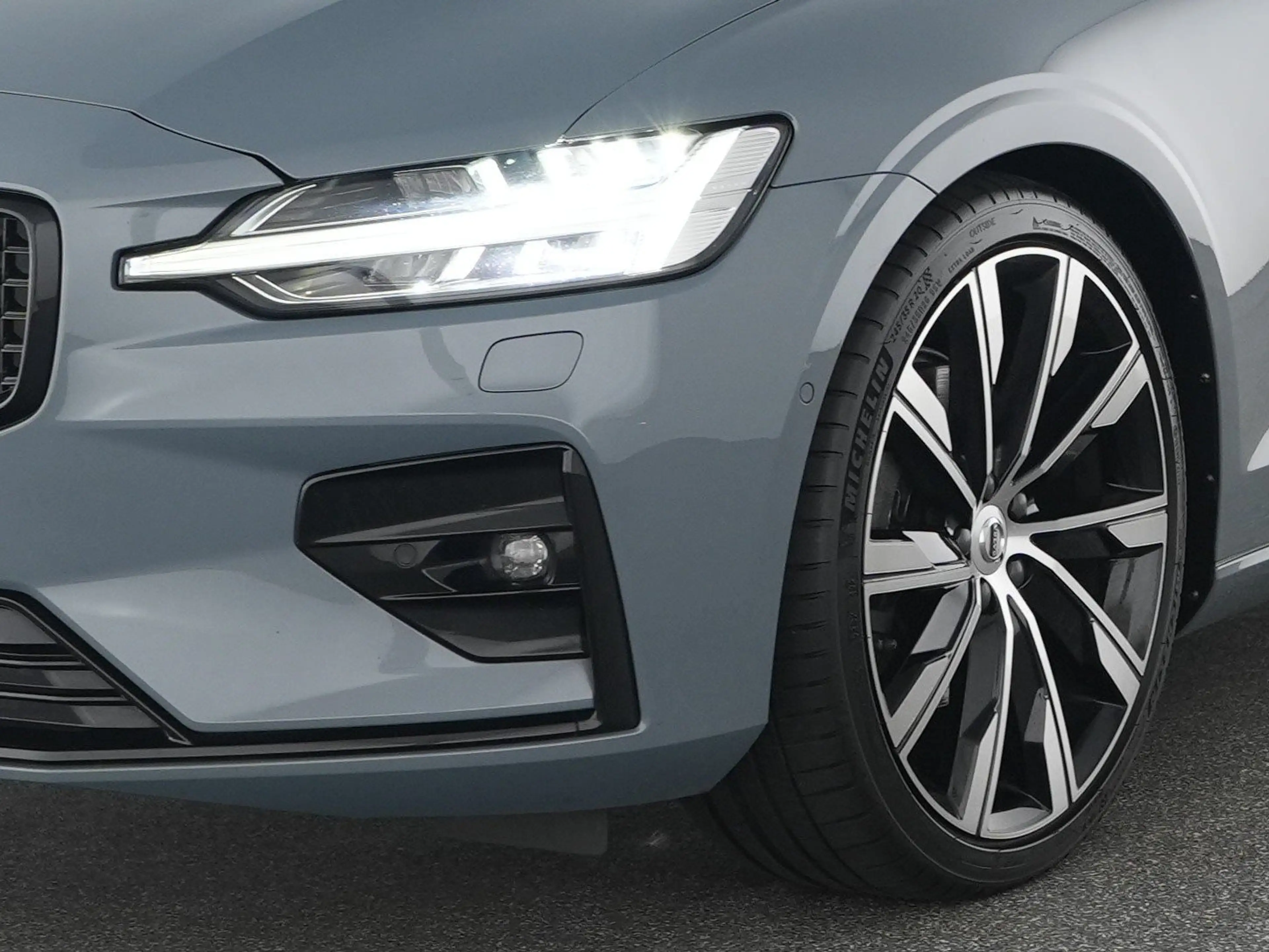 Volvo S60 B4 Plus Dark PANORAMA*20"STHZ*360°MASSAGE — photo 8