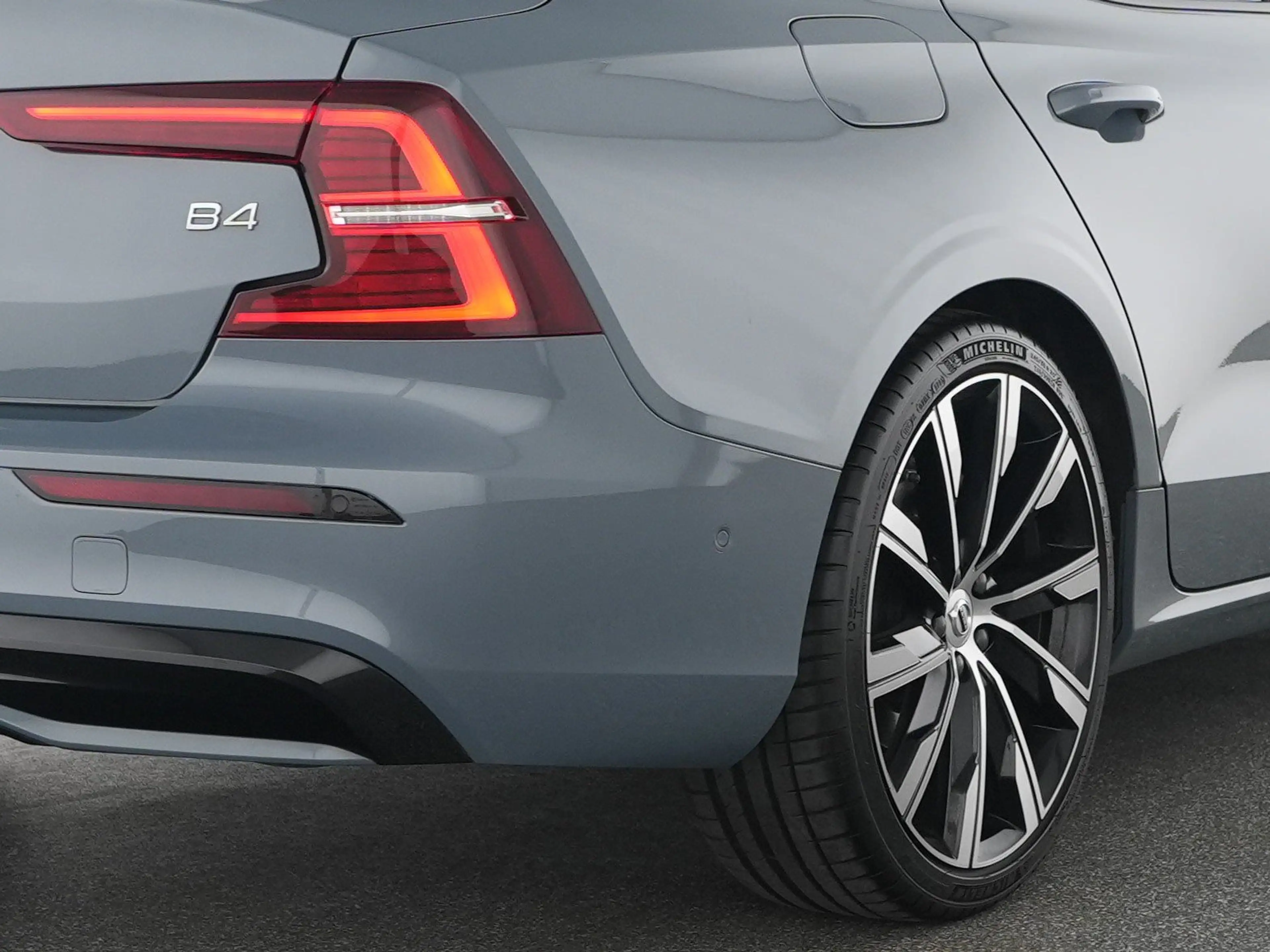 Volvo S60 B4 Plus Dark PANORAMA*20"STHZ*360°MASSAGE — photo 9
