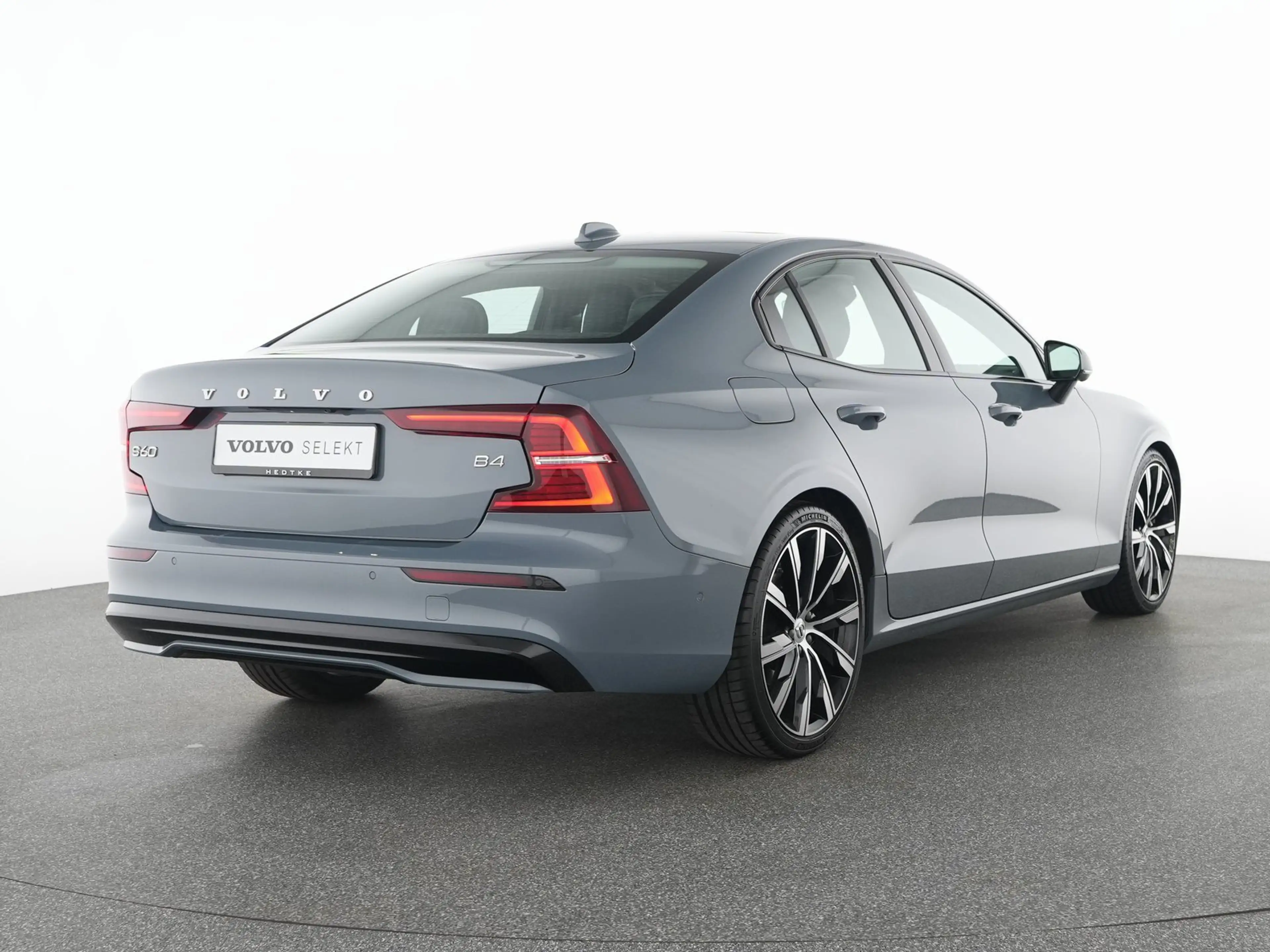 Volvo S60 B4 Plus Dark PANORAMA*20"STHZ*360°MASSAGE — photo 2