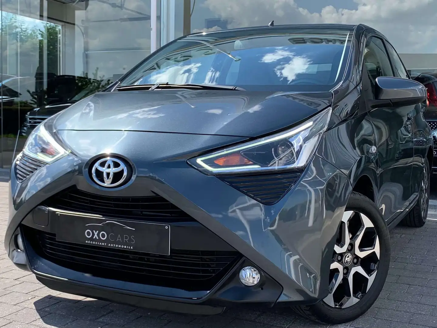 Toyota Aygo 1.0i VVT-i / Airco / CarPlay / Camera / Cruise/LED Grijs - 1