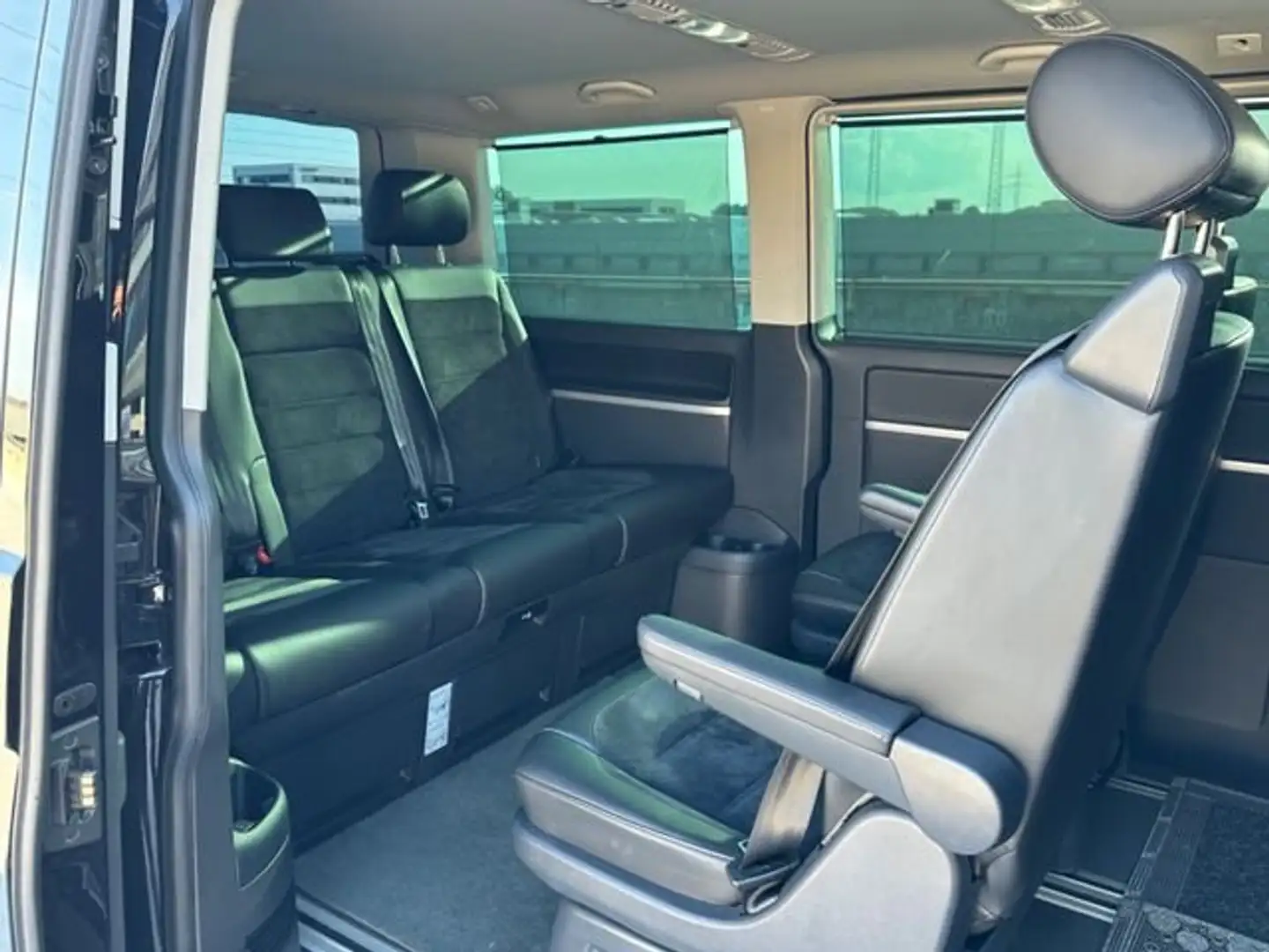 Volkswagen T6 Multivan DSG Kurz 4MOTION Highline Schwarz - 2