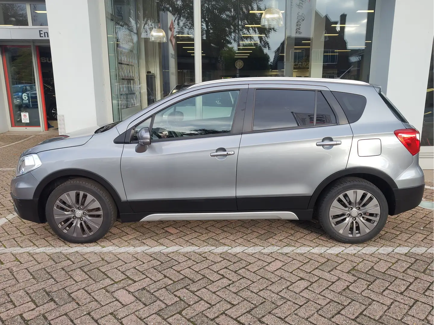 Suzuki SX4 S-Cross 1.6 EXCLUSIVE Stoelverwarming | Keyless | Trekhaak Grijs - 2