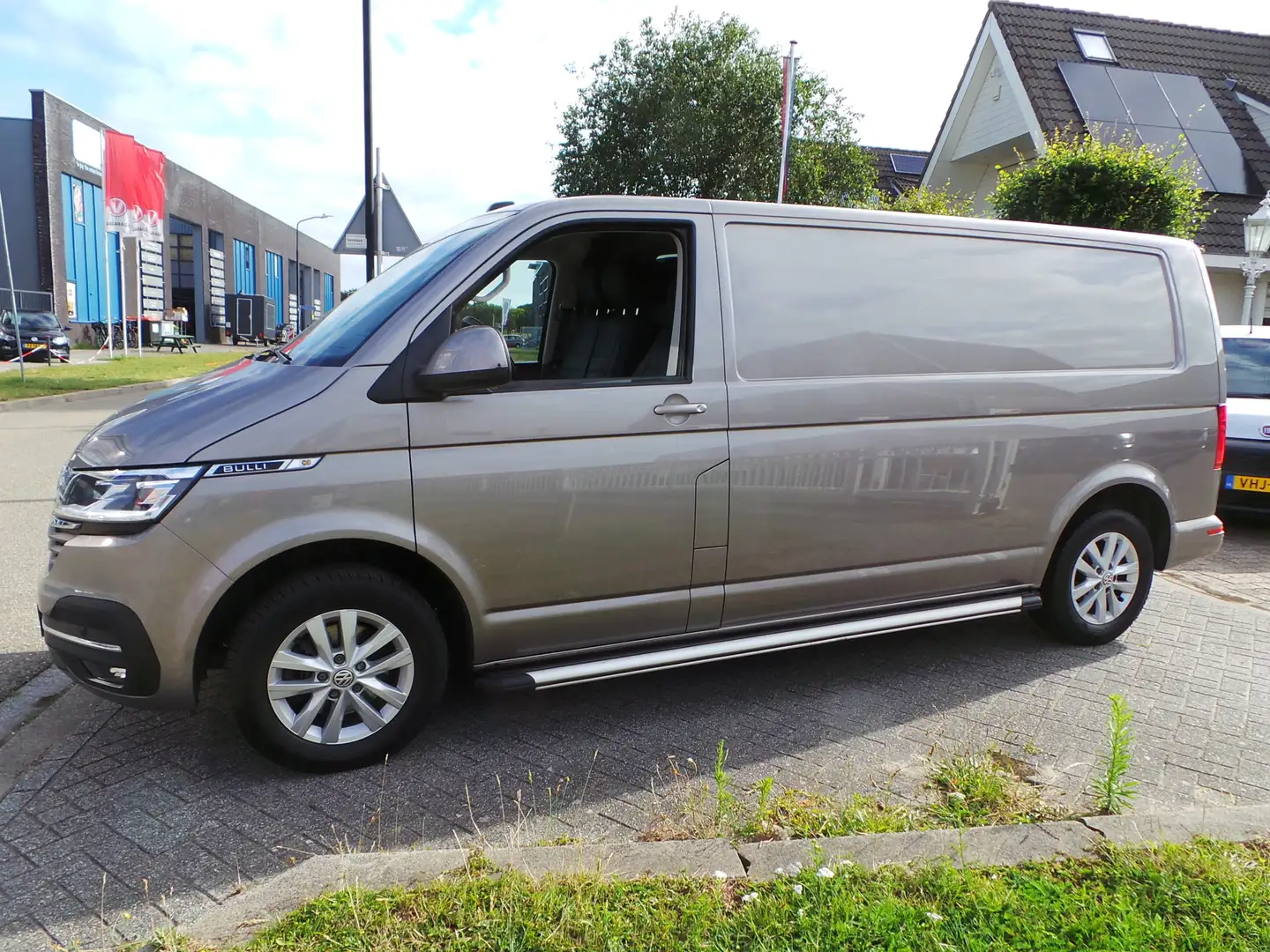 Volkswagen T6.1 Transporter 2.0 TDI 150pk L2 Aut. Bulli Gr-Navi,Camera,El Klep Bruin - 1
