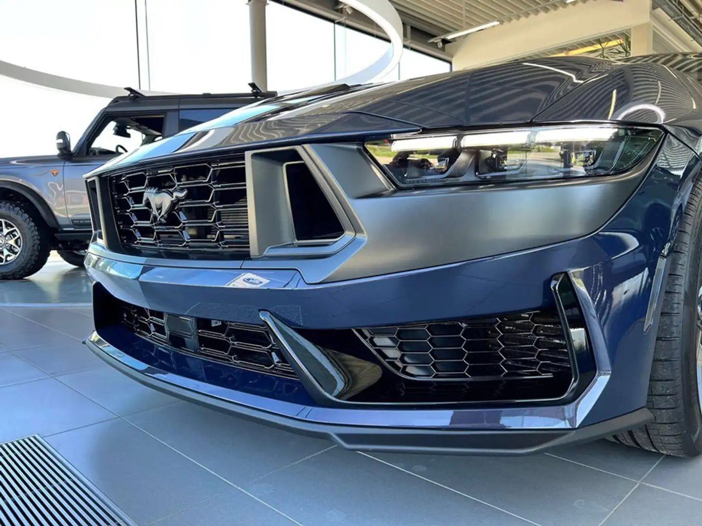 Ford Mustang Dark Horse 5.0i V8 met 453 PK!! SUPER STOCK ACTIE! Blau - 2