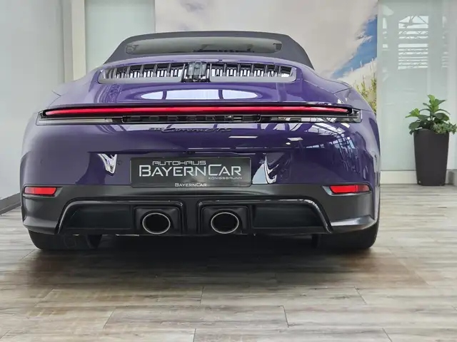 Porsche 911 view 11
