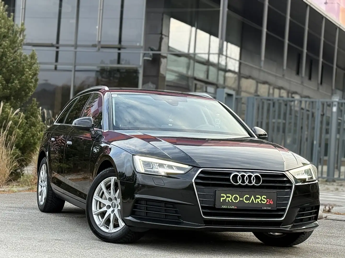 Audi A4 2,0 TDI // STANDHEIZUNG // SITZHEIZUNG // Noir - 1