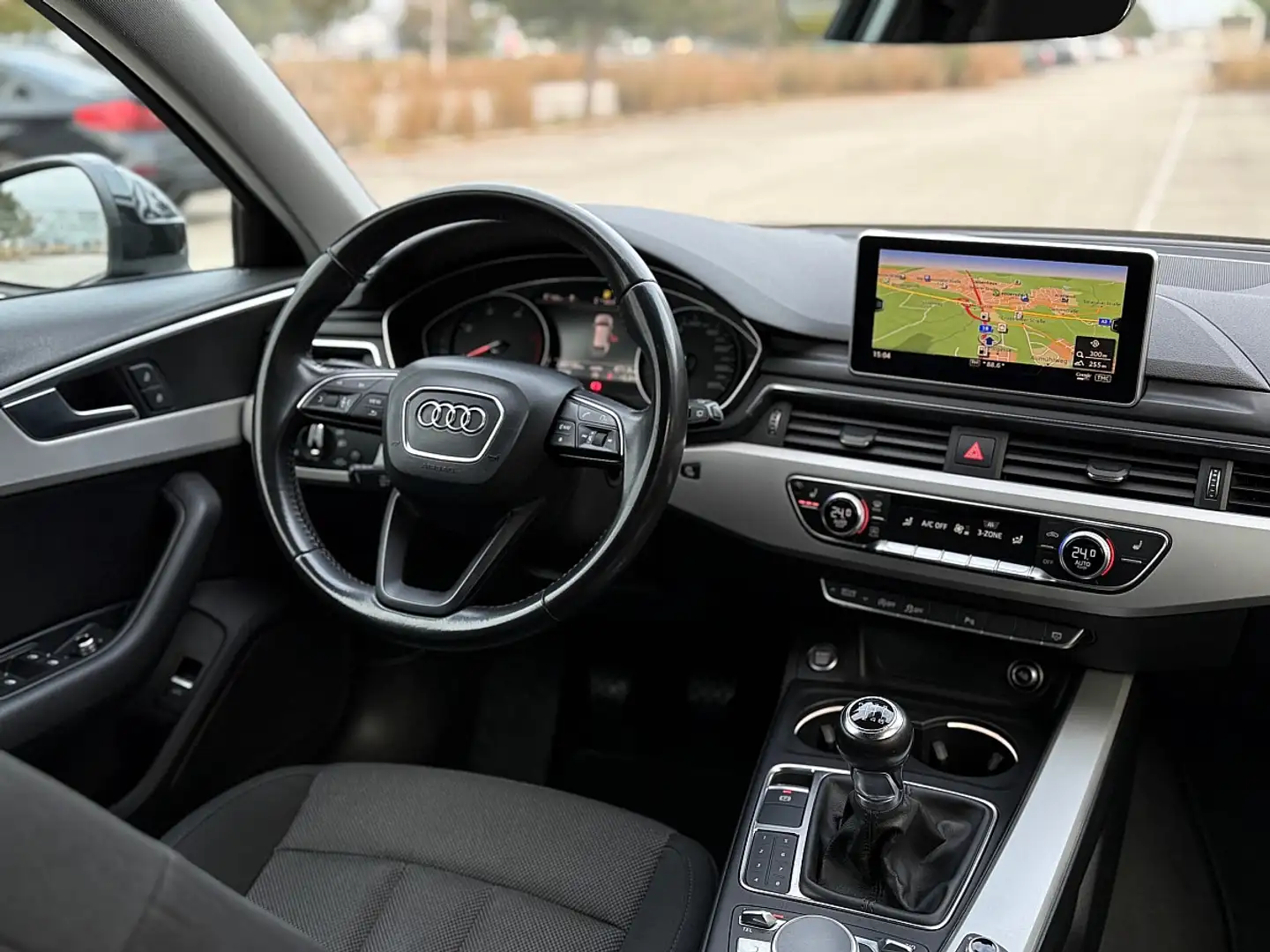 Audi A4 2,0 TDI // STANDHEIZUNG // SITZHEIZUNG // Noir - 2