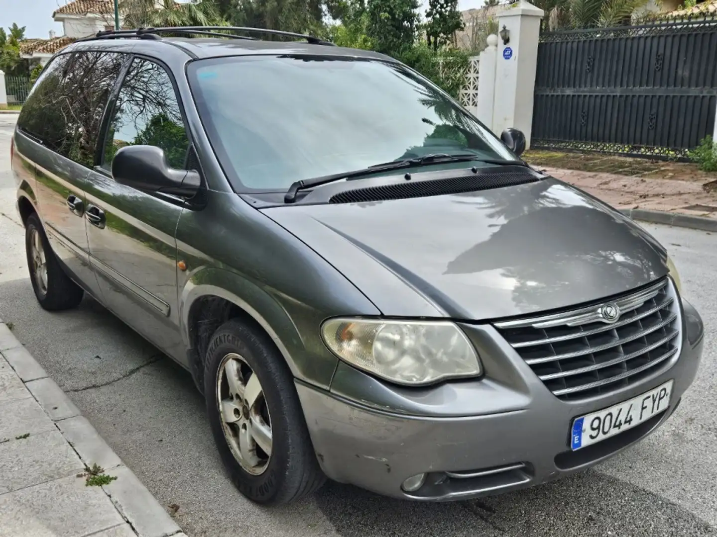 Chrysler Voyager 2.8CRD Executive Aut. Gris - 1