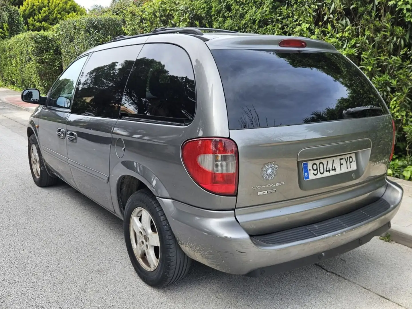 Chrysler Voyager 2.8CRD Executive Aut. Gris - 2