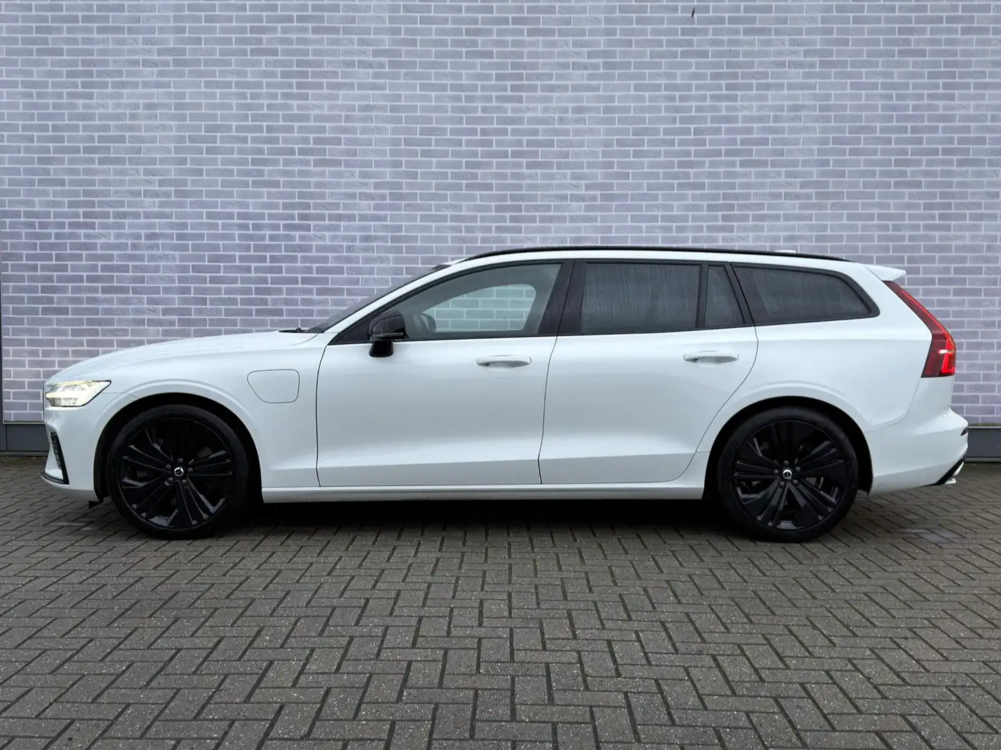 Volvo V60 T6 Plug-in Hybride AWD R-Design | Black Edition | Blanc - 2