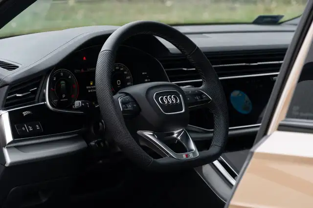 Audi Q7 view 12