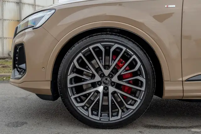 Audi Q7 view 9