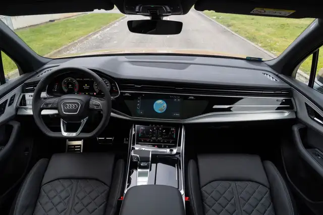 Audi Q7 view 13