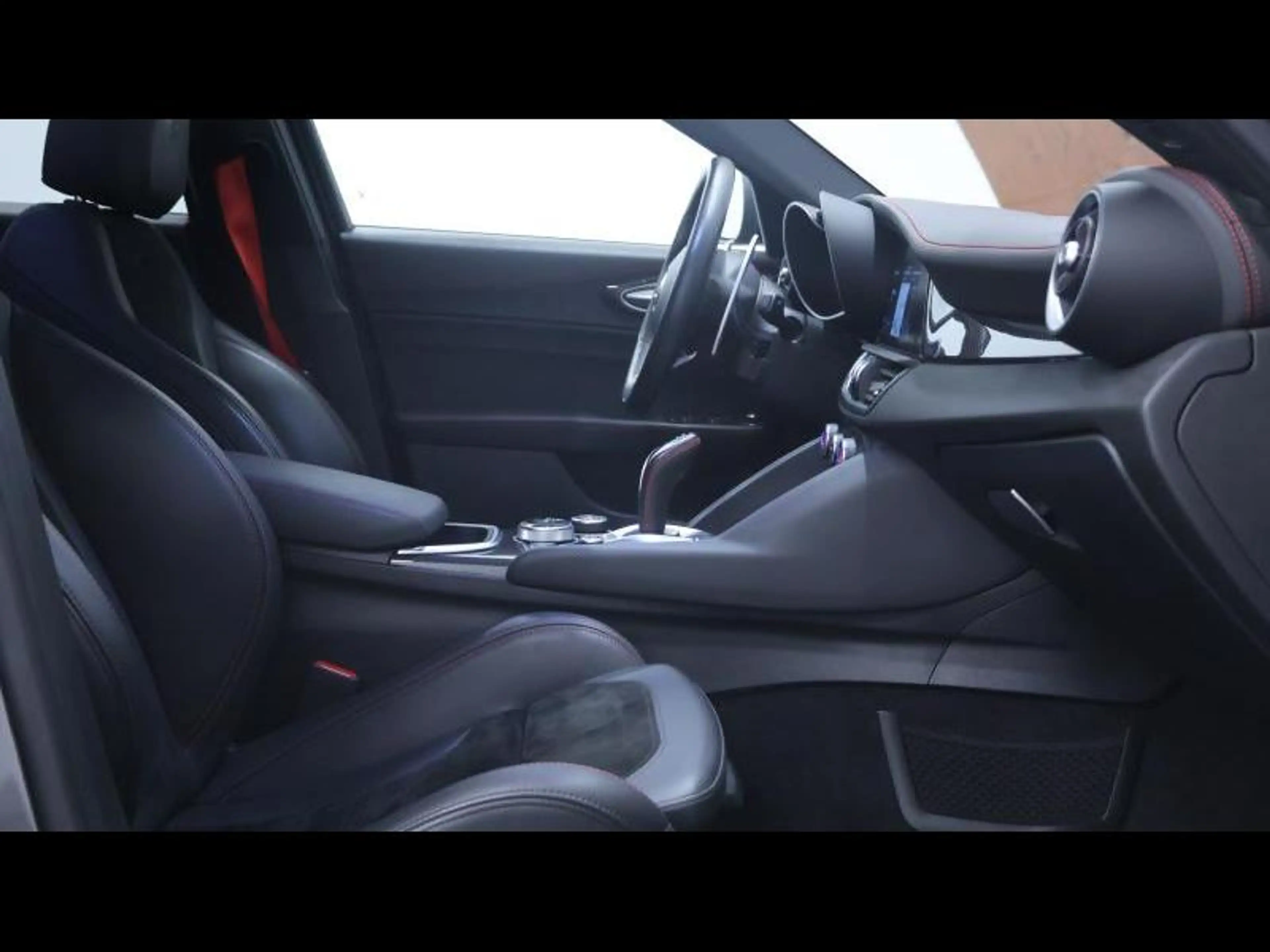 Alfa Romeo Giulia 2.9 V6 510 Quadrifoglio — photo 12