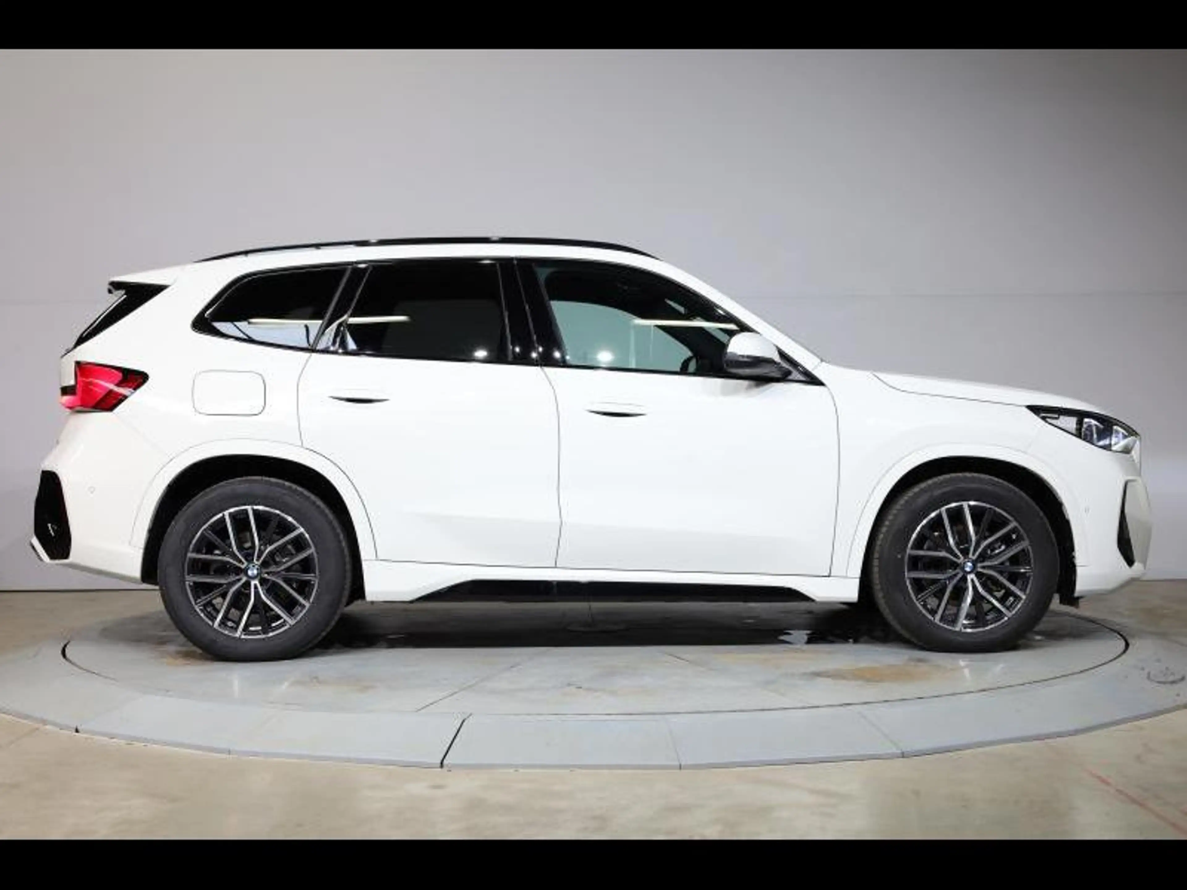 BMW iX1 eDrive20 Kit M Sport — photo 4