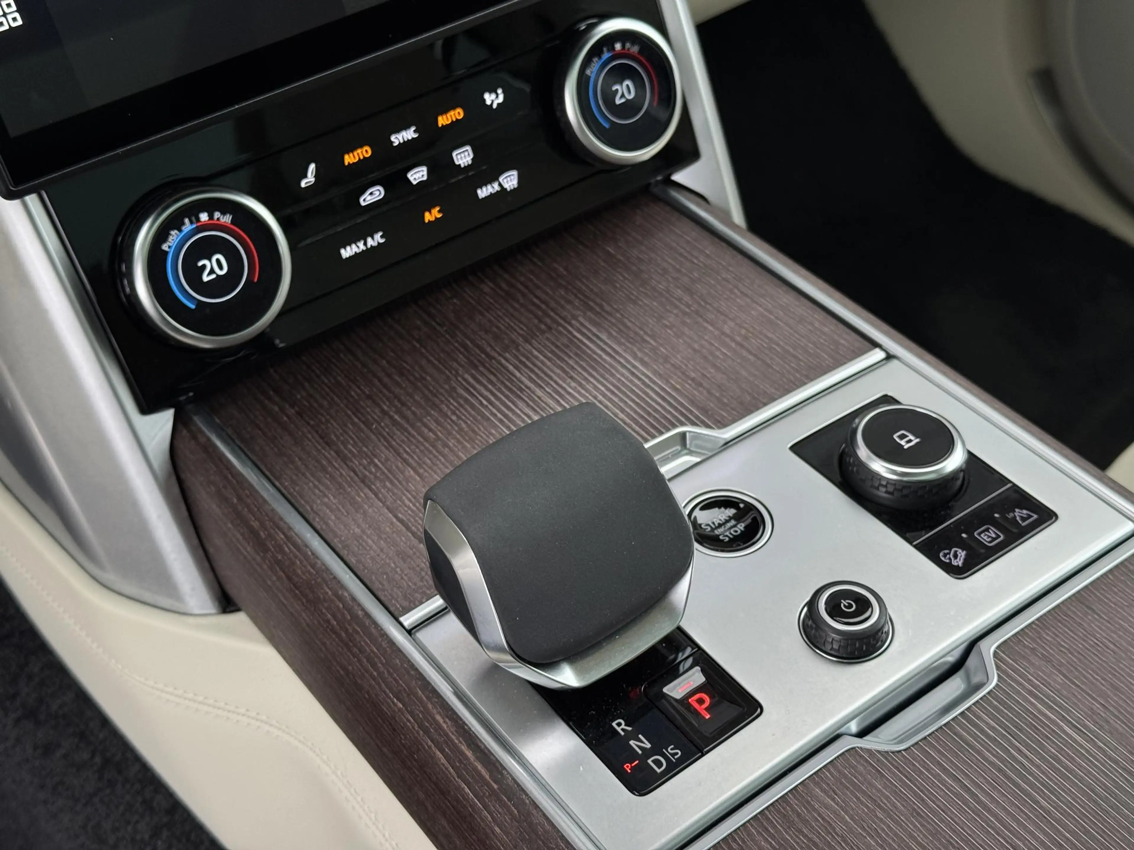 Land Rover Range Rover P440e Autobiography PHEV — photo 10