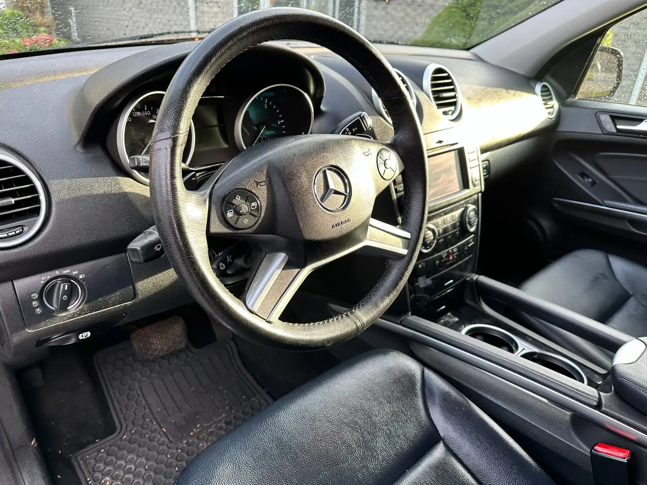 Mercedes-Benz M-Class снимка Mercedes-Benz M-Class