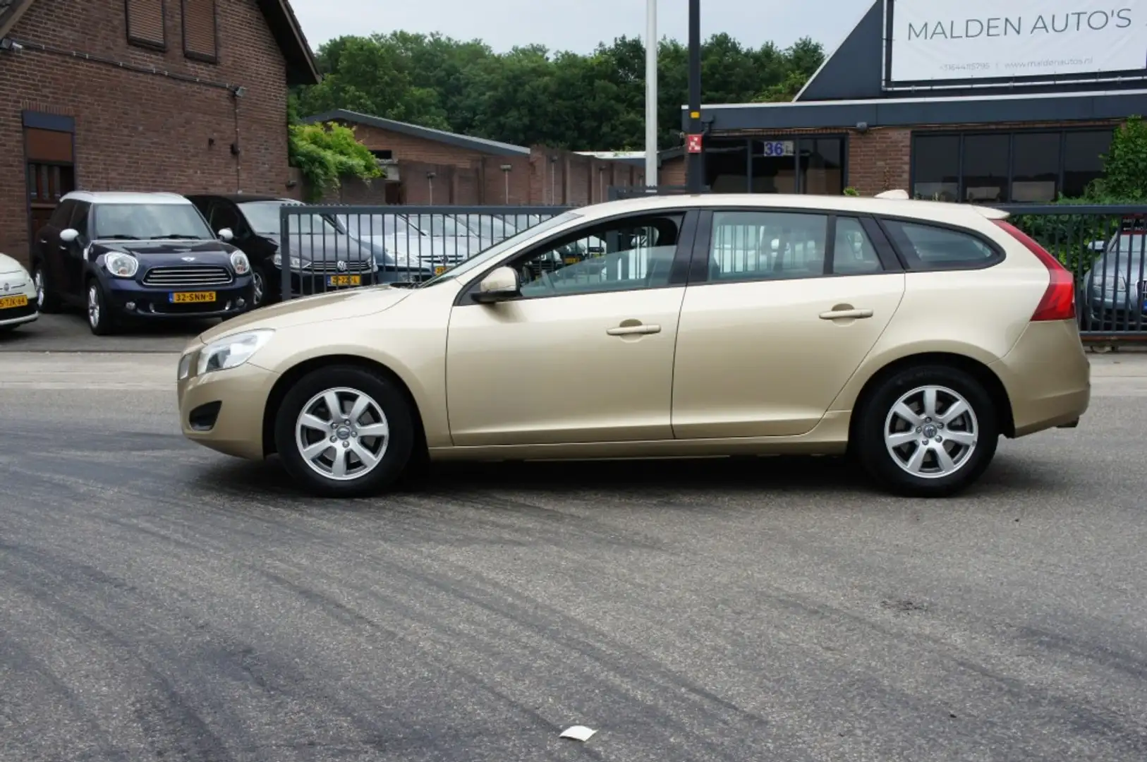 Volvo V60 1.6 T3 KINETIC TREKHAAK/NAVI/CRUISE DEALERONDERHOU Bruin - 2