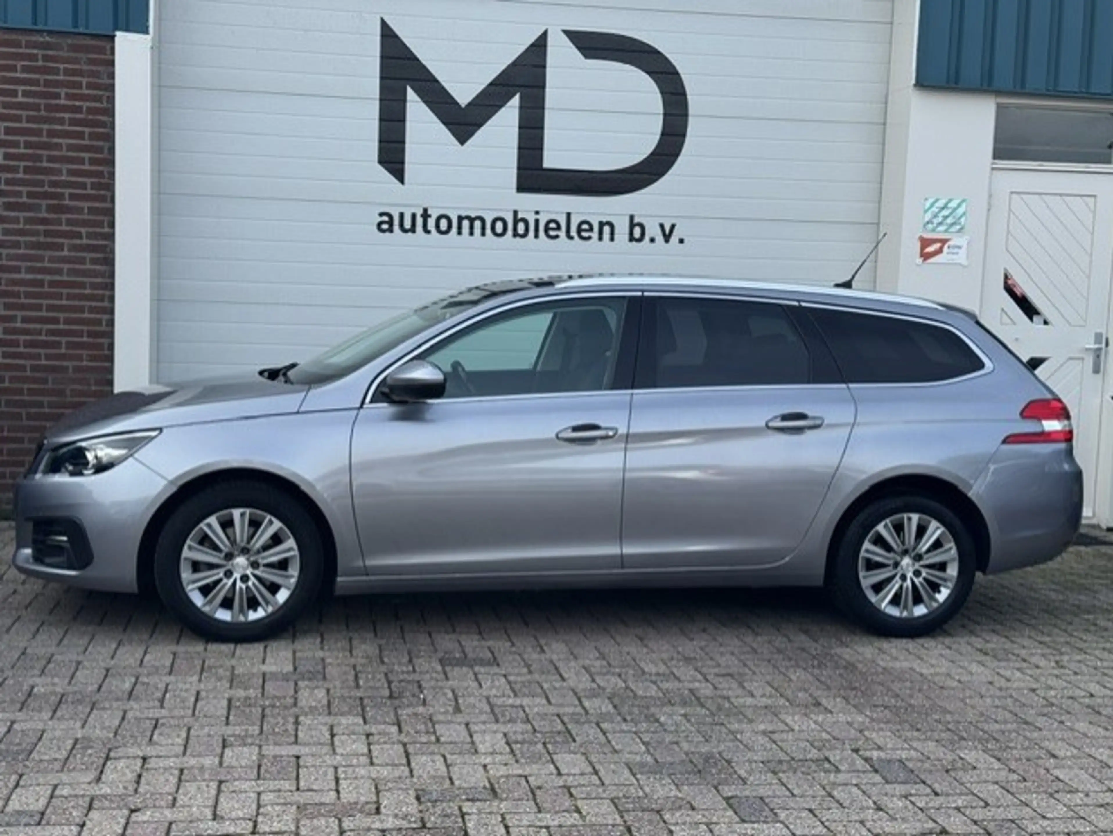 Peugeot 308 SW 1.2 Automaat - Trekhaak - LED - Panorama dak — photo 3