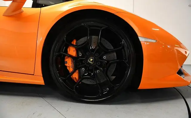 Lamborghini LP610-4 view 8