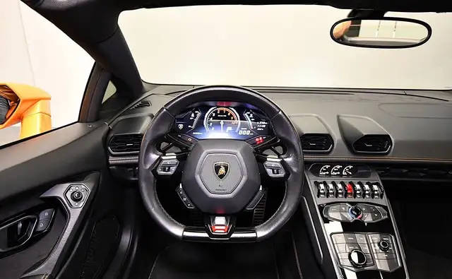 Lamborghini LP610-4 view 11
