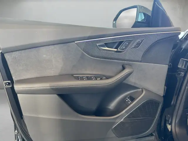 Audi Q8 view 6