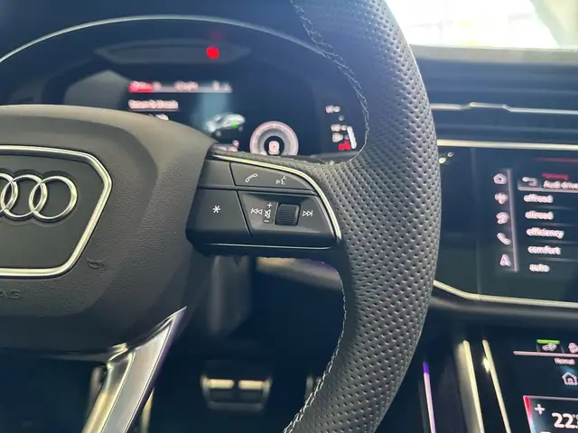 Audi Q8 view 14