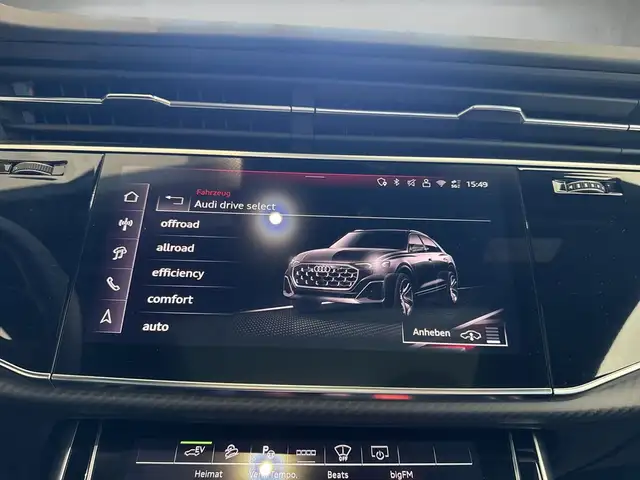 Audi Q8 view 10