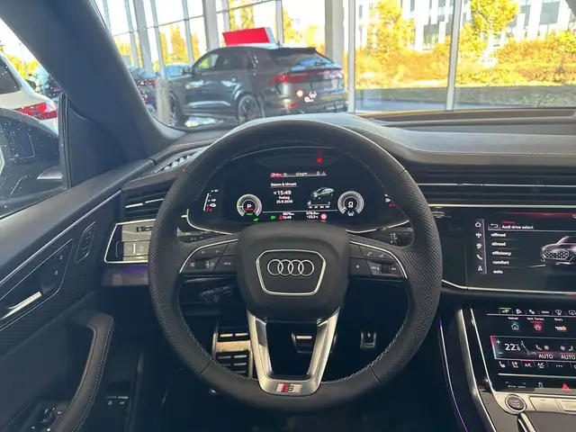 Audi Q8 view 11